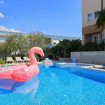 And With A Swimming Pool - 15676 スプリト