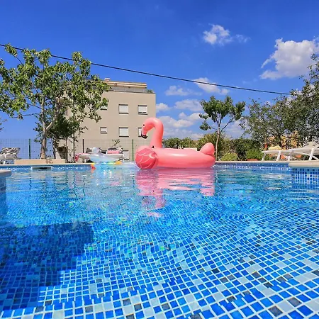 And With A Swimming Pool - 15676 スプリト