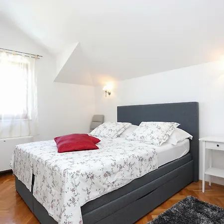 Guest house And With A Swimming Pool - 15676